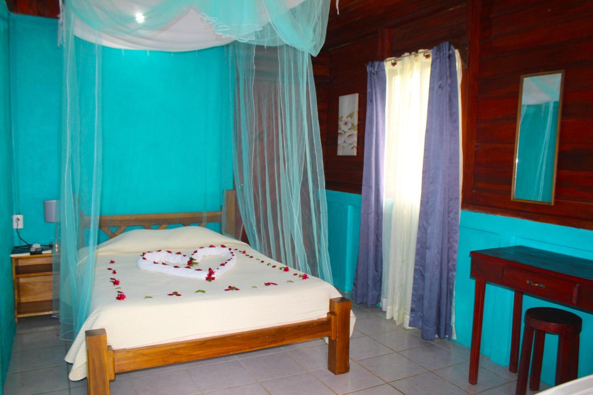 Cabinas Rio Celeste La Amistad Bed & Breakfast Exterior photo