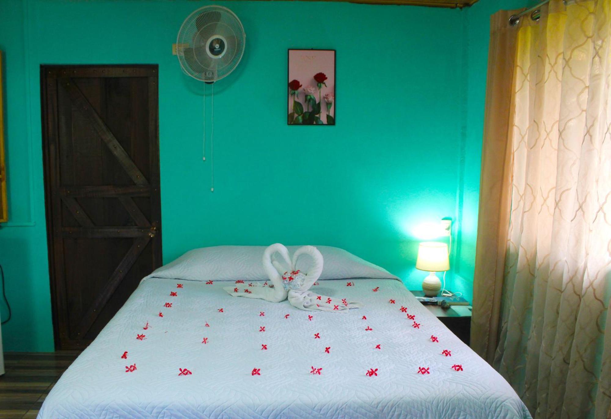 Cabinas Rio Celeste La Amistad Bed & Breakfast Exterior photo